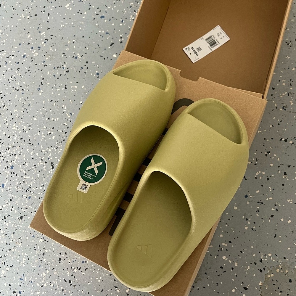 NWT adidas Yeezy Slide Resin with box Size 8 UK (around 10 US) UNISEX - Picture 7 of 9